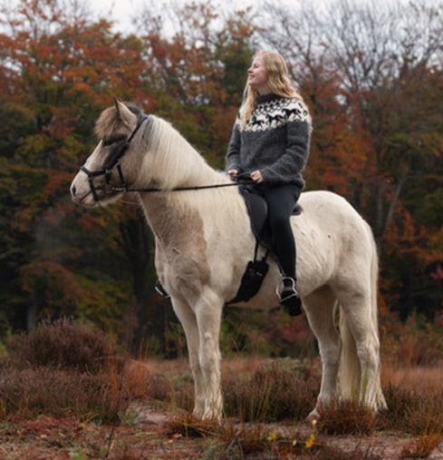 Ruby Ruby in het bos op haar bonte IJslander