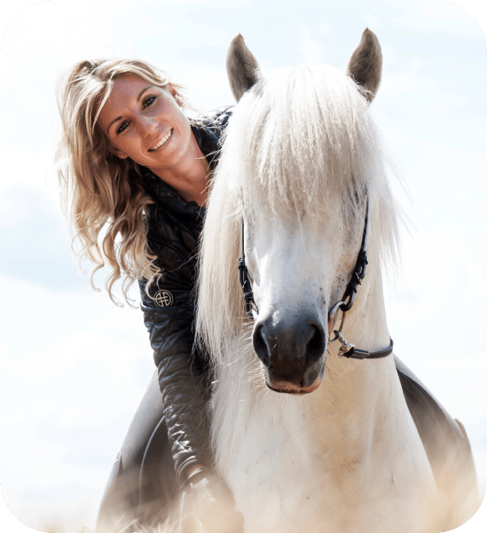 horse-dynamics-praktijk-visie Yoni Blom in vrijheid en ontspanning op haar witte paard Bjartur.