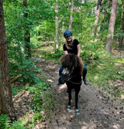lieke-van-eijk Lieke van Eijk in het bos op haar zwarte IJslander
