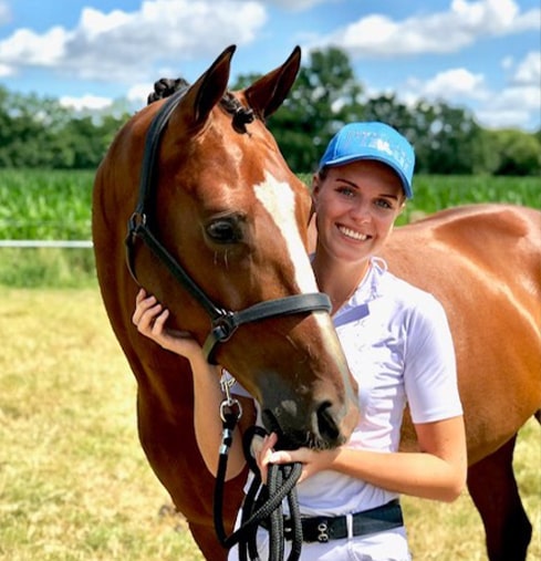 marlice-brouwer Marlice Brouwer op de wei met haar bruine paard, waarschijnlijk voor een wedstrijd.