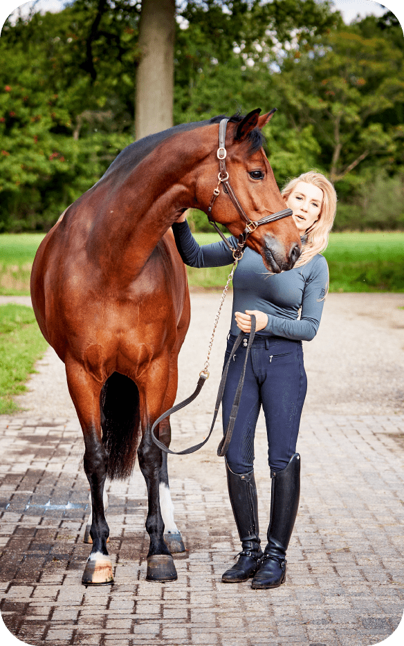 methode Yoni Blom poseert met een bruin paard met duidelijk veel plezier