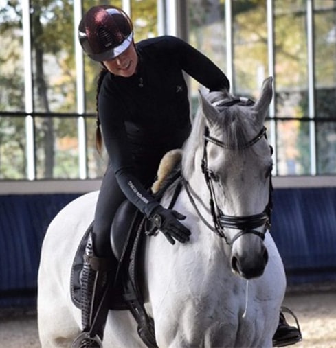 nikki-van-dommelen Nikki van Dommelen op haar prachtige witte paard.